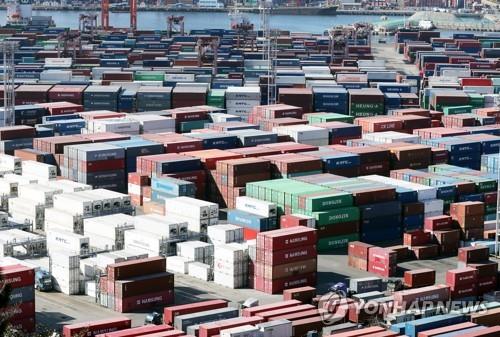 La foto, tomada, el 10 de enero de 2023, muestra un montón de contenedores en un puerto de Busan, la mayor ciudad portuaria surcoreana, a 453 kilómetros al sur de Seúl.