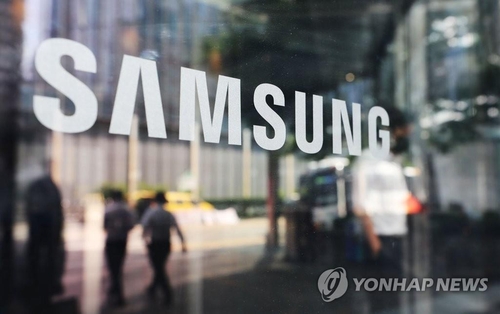 La foto de archivo, tomada el 10 de agosto de 2021, muestra el logotipo corporativo de Samsung Electronics Co., en su edificio de oficinas, en Seúl.
