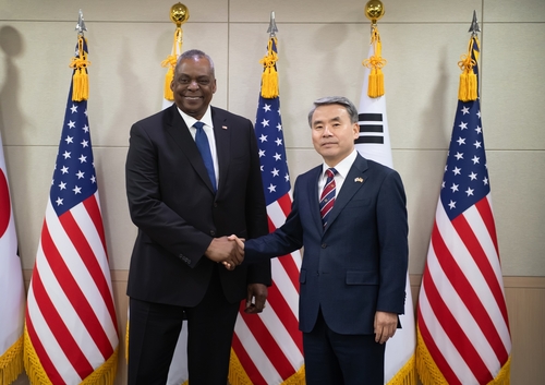 El ministro de Defensa de Corea del Sur, Lee Jong-sup (dcha.), saluda con un apretón de manos a su homólogo de Estados Unidos, Lloyd Austin, antes de iniciar sus diálogos, en el Ministerio de Defensa, en Seúl, el 31 de enero de 2023, en esta foto proporcionada por la oficina de Lee. (Prohibida su reventa y archivo)