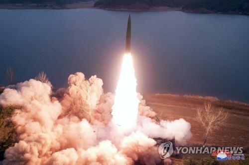 (AMPLIACIÓN) JCS: Corea del Norte lanza un misil balístico hacia el mar del Este antes de la cumbre planeada de Corea del Sur-Japón
