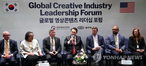 El presidente de Corea del Sur, Yoon Suk Yeol (centro), habla durante el Foro Global de Liderazgo de la Industria Creativa, celebrado, el 27 de abril de 2023 (hora local), en el edificio principal de la Asociación Cinematográfica de EE. UU., en Washington, D.C. 