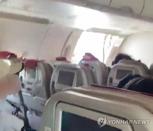 Asiana deja de vender asientos de emergencia para el A321-200 después de que una persona abriera la puerta durante un vuelo