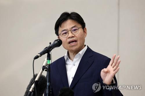 En la fotografía de archivo se muestra a Yoo Guk-hee, jefe de la Comisión de Seguridad y Protección Nuclear, hablando con los periodistas, el 26 de mayo de 2023, en el Aeropuerto Internacional de Incheon, al oeste de Seúl. 