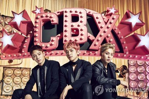 La foto, proporcionada por SM Entertainment, muestra a Chen (izda.), Baekhyun y Xiumin (dcha.), del grupo masculino de K-pop EXO. (Prohibida su reventa y archivo)