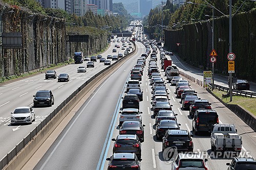  El tráfico en las autopistas principales se alivia el último día del festivo