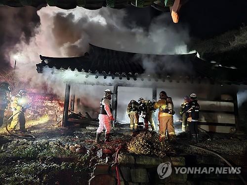 La foto, proporcionada por el diario vernáculo Gyeonggi Ilbo, muestra a los bomberos apagando el incendio, el 29 de noviembre de 2023, en un dormitorio de monjes budistas dentro del templo Chiljang, en Anseong, al sur de Seúl. (Prohibida su reventa y archivo)