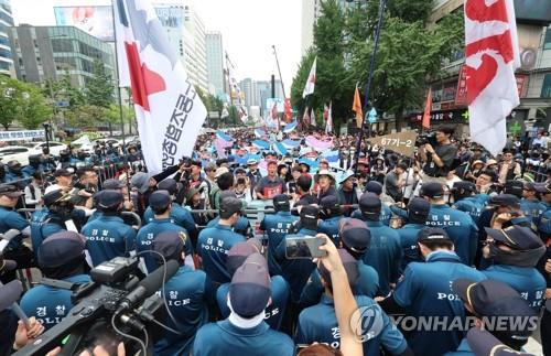 La policía promete respuestas severas previo a las manifestaciones masivas el Día de los Trabajadores