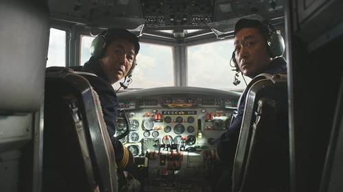 El fotograma, proporcionado, el 14 de junio de 2024, por Kidari Studio, muestra a los actores Sung Dong-il (izda.) y Ha Jung-woo, interpretando el papel de pilotos de avión en el "thriller" de acción surcoreano "Hijack 1971", próximo a estrenarse. (Prohibida su reventa y archivo)