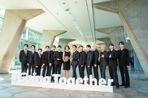 La foto, proporcionada por Pledis Entertainment, muestra al grupo masculino de K-pop Seventeen posando para una foto con la directora general de la Unesco, Audrey Azoulay (7ª por la izda.), después de recibir su carta de nombramiento como Embajador de Buena Voluntad para la Juventud de la Unesco, el 26 de junio de 2024 (hora local), en París, Francia. (Prohibida su reventa y archivo)