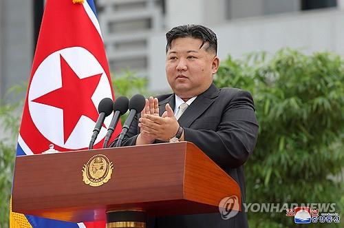 La foto, proporcionada por la KCNA, muestra al líder norcoreano, Kim Jong-un, en una ceremonia realizada, el 6 de agosto de 2024, en Pyongyang, en la que designó a una brigada juvenil para llevar a cabo las labores de recuperación en la ciudad de Sinuiju y la comarca de Uiju, afectadas gravemente por las inundaciones. (Uso exclusivo dentro de Corea del Sur. Prohibida su distribución parcial o total)