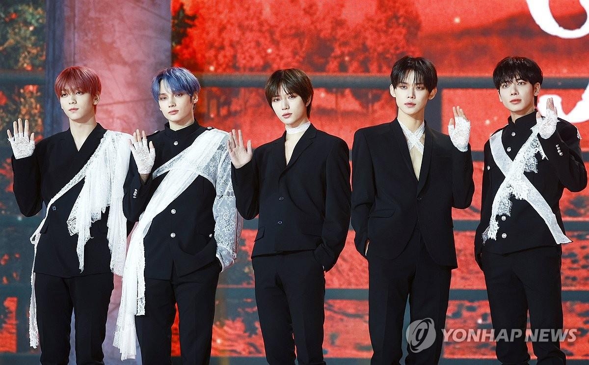 En la foto de archivo, se muestra al grupo masculino de K-pop Tomorrow X Together (TXT) posando para una foto durante un evento promocional de su nuevo álbum, "minisode 3: TOMORROW", el 1 de abril de 2024, en la Universidad Korea, en Seúl.