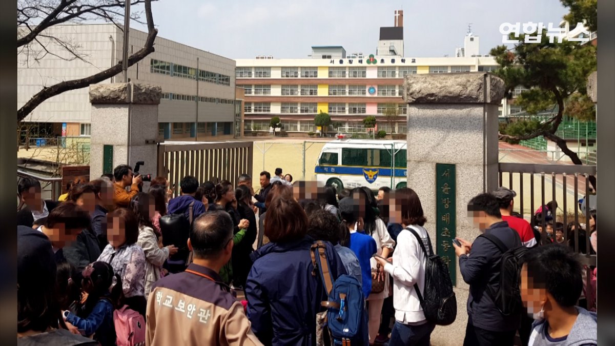 [현장영상] "기자 불러달라"…괴한이 초등학교서 여학생 잡고 인질극