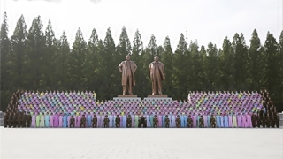 Kim Jong-un à une séance photos avec les épouses d'officiers militaires