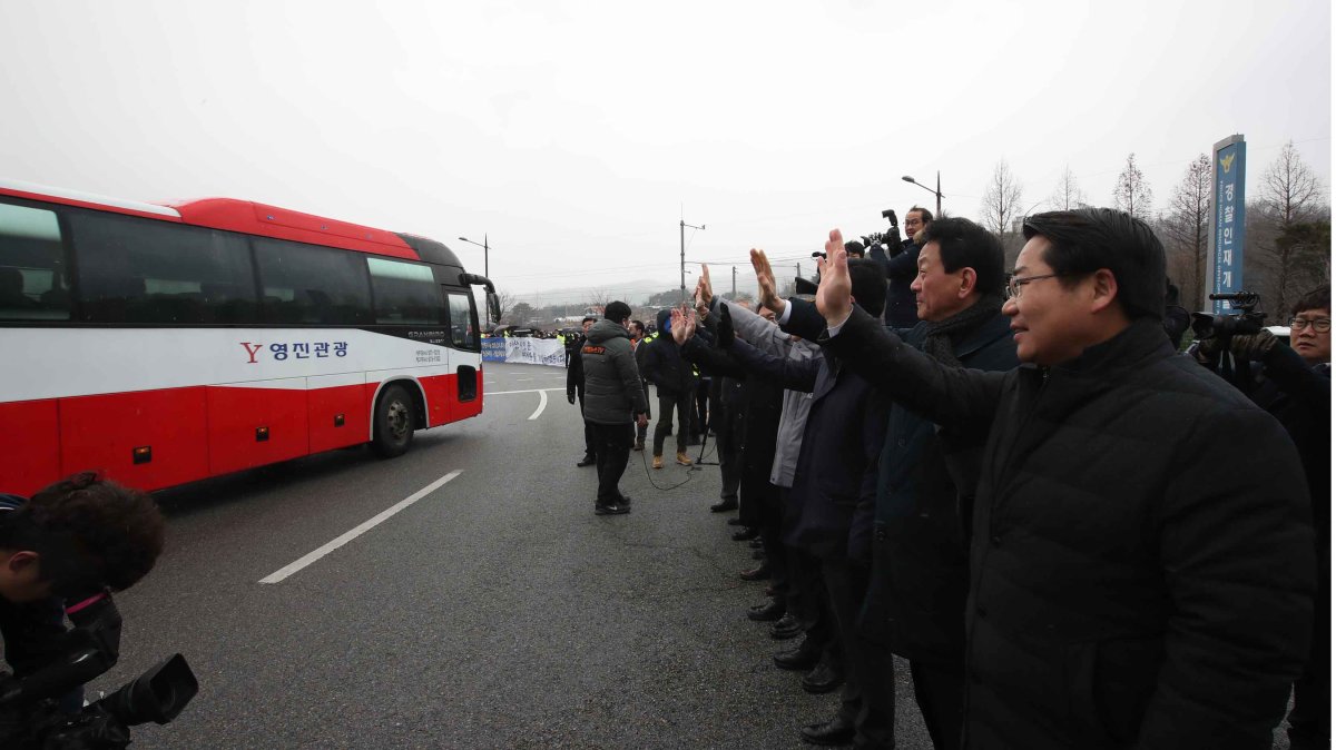 "안녕히 가세요"…2차 귀국 우한 교민 퇴소