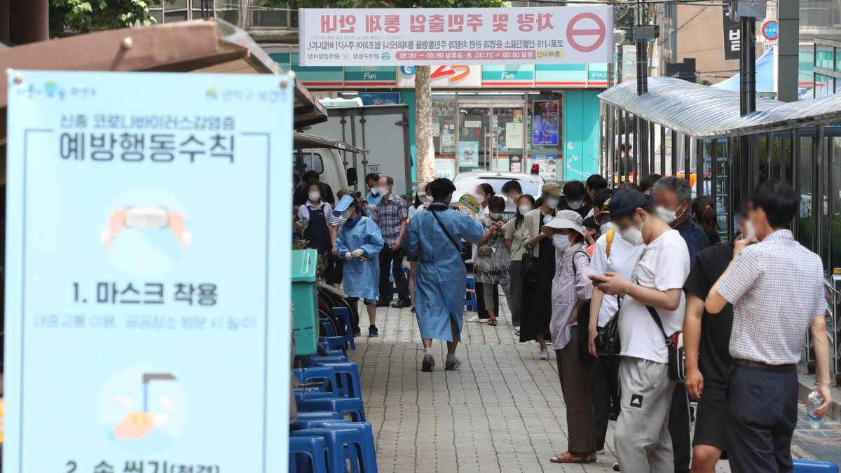 Coronavirus: slight drop in daily cases as Seoul considers tighter restrictions