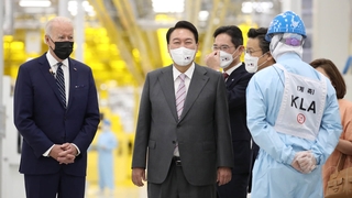 Yoon et Biden visitent l'usine de fabrication de puces Samsung avant le sommet
