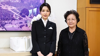 (AMPLIACIÓN) La primera dama visita a la viuda del expresidente Roh