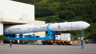 El cohete espacial Nuri es colocado en la plataforma de lanzamiento antes de su 2º lanzamiento