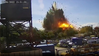 러시아군 우크라 쇼핑몰 공격 순간 공개…미사일 '쾅'
