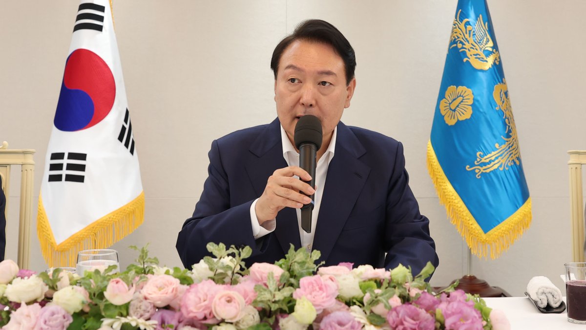 Yoon podría enviar una delegación al servicio conmemorativo de Abe