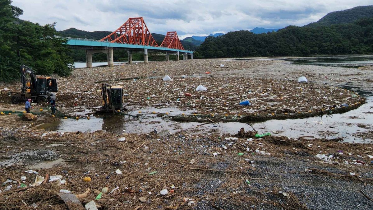 지난 폭우가 만든 쓰레기 섬…충주호·대청호 '몸살'