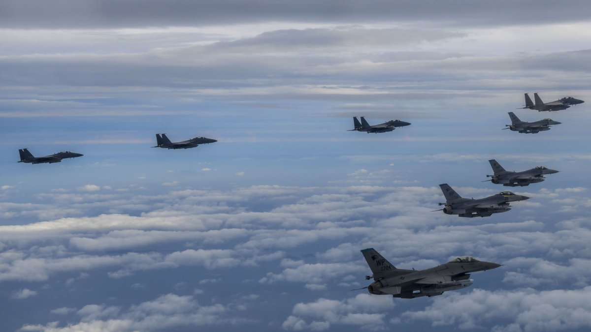 JCS: Doce aviones de guerra norcoreanos vuelan en formación realizando aparentes ejercicios de disparos aire-tierra