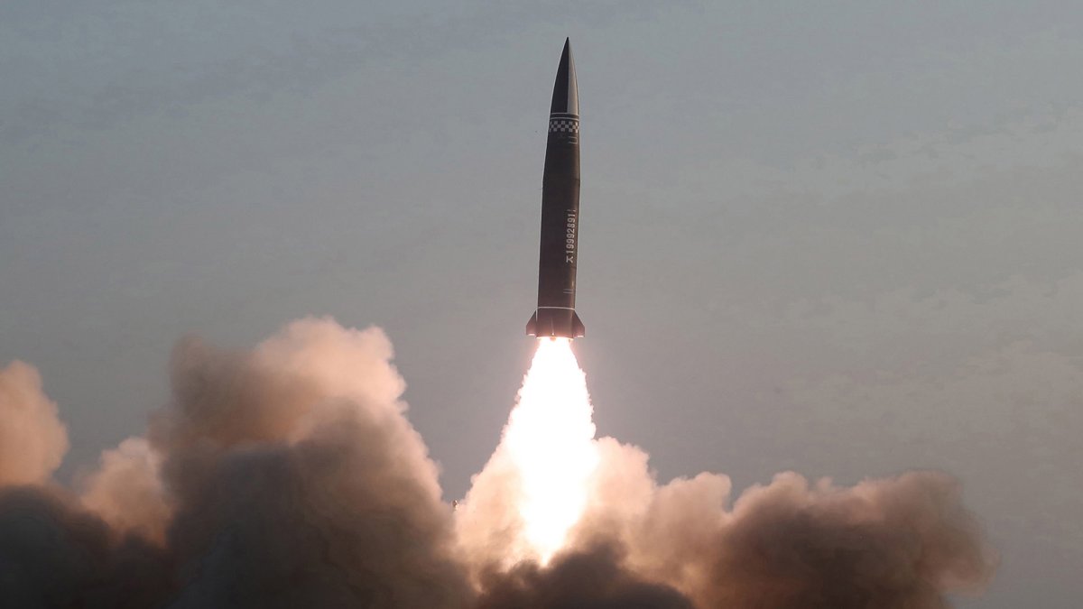 북한, 동해상 장거리 추정 미사일 발사…ICBM 가능성