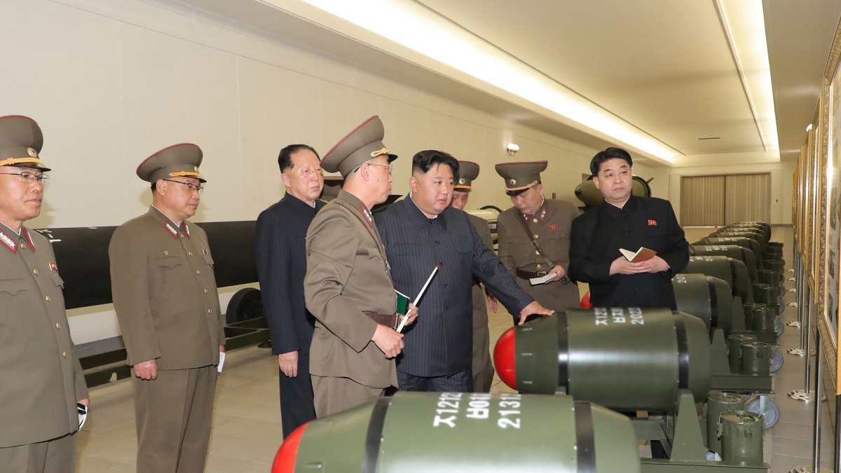 북한, 전술핵탄두 전격 공개…김정은 "무기급 핵물질 확대"