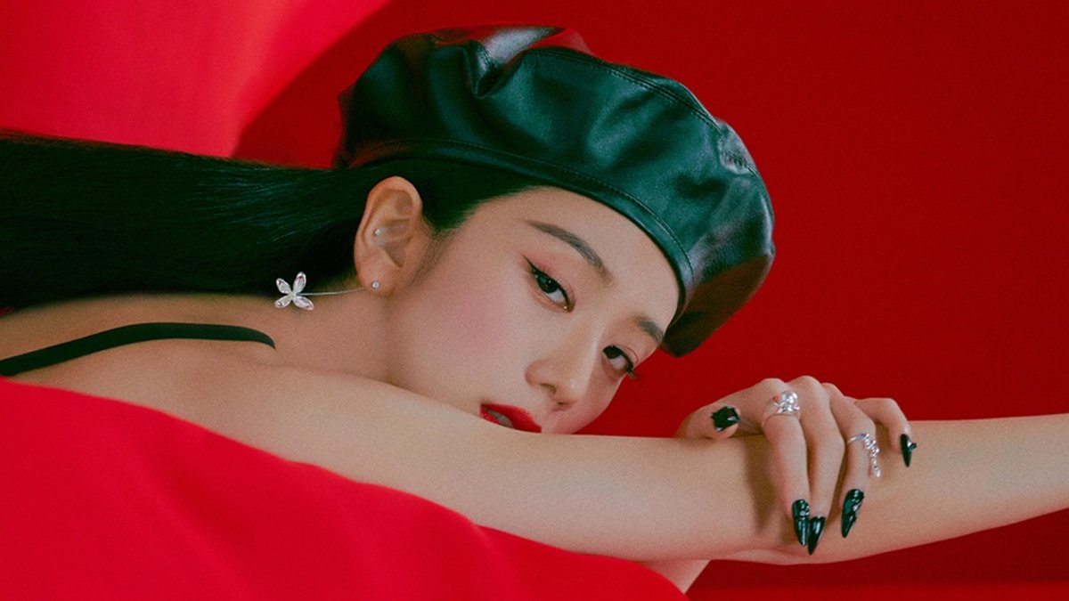 블랙핑크 지수 '미', K팝 여성 솔로 최초 100만장