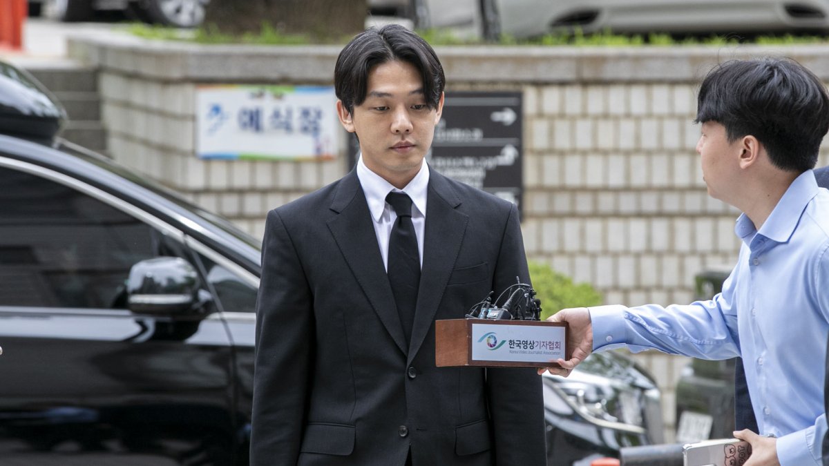 El actor Yoo Ah-in se presenta a la audiencia judicial sobre su orden de arresto