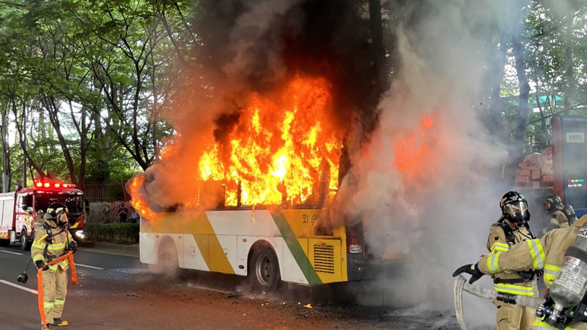 광주서 시내버스 화재…승객 등 25명 대피 소동