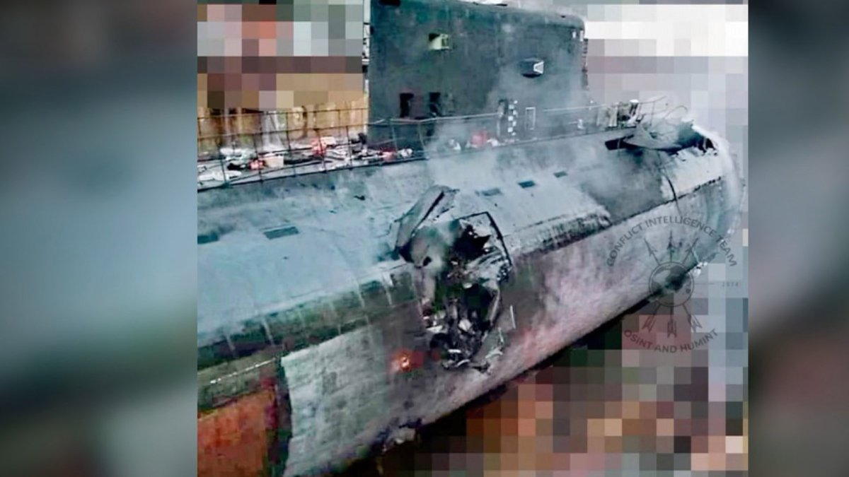 "미사일 공격받아 구멍"…러시아 잠수함 사진 공개돼