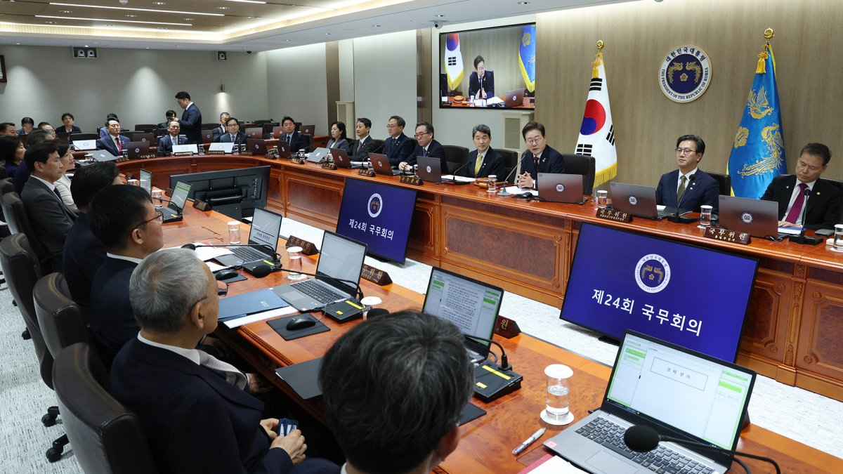 Lee insta a continuar los deberes hacia el pueblo en su 1ª reunión del Gabinete