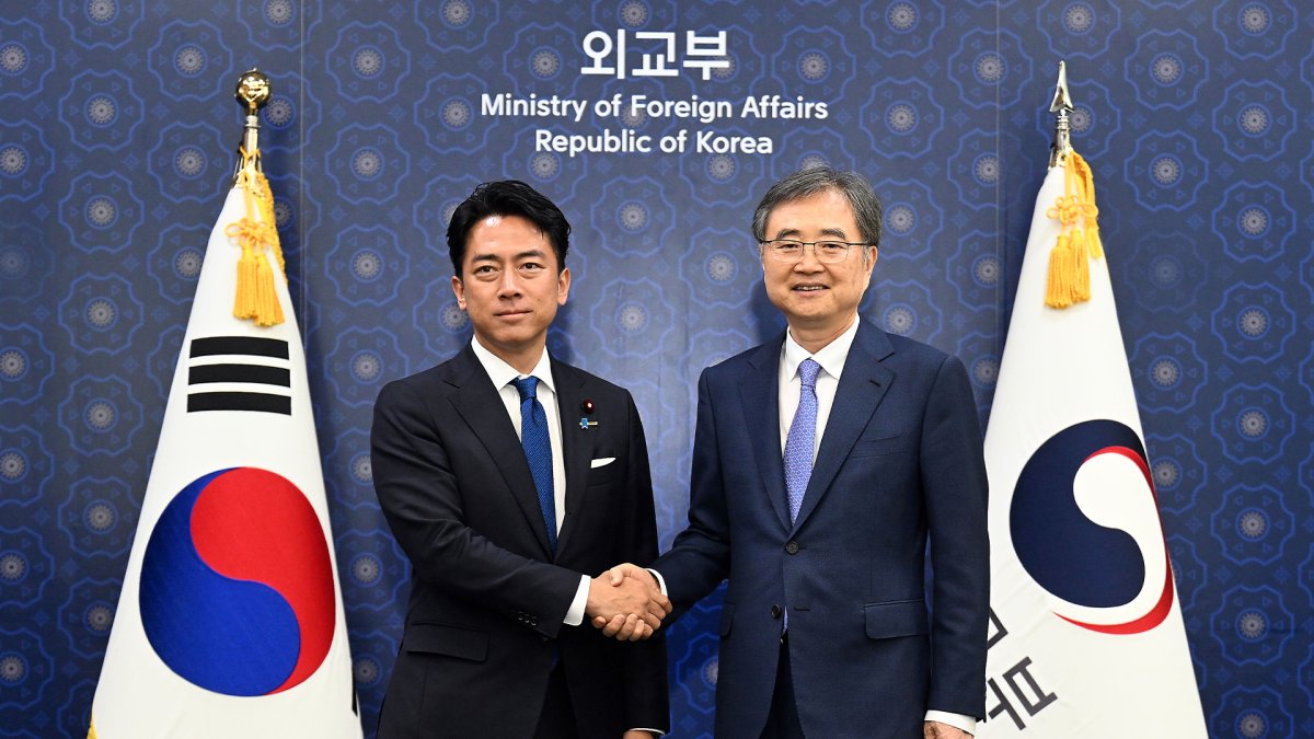 韓国外相　小泉農水相と会談（８月１２日）
