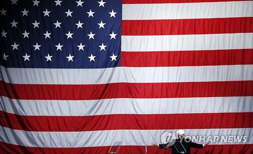 지난해 11월 6일 미국 미시간 주 스털링 하이츠에서 열린 대선 유세에서 대형 미국 국기(성조기) 앞에 서 있는 도널드 트럼프 미국 대통령[AP=연합뉴스]