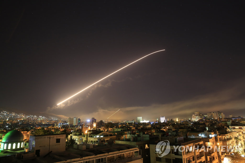 다마스쿠스 밤하늘에 보이는 미사일