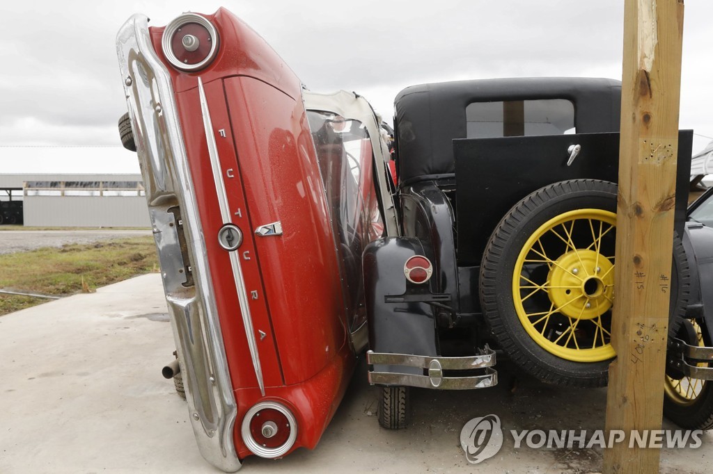 미국 일리노이 주에 닥친 토네이도로 스턴튼 '컨크리 클래식 자동차'(Country Classic Cars) 전시장에 있던 차량들이 건물 밖으로 날려 나와 있다. [AP=연합뉴스]