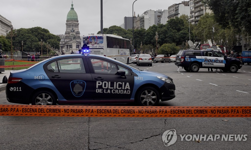 ìë¥´í¨í°ë íì ìì í¼ê²© íì¥ì ì¶ëí ê²½ì°° [AP=ì°í©ë´ì¤]