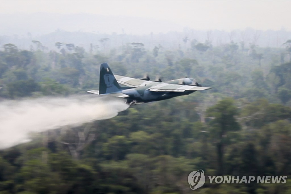 브라질 공군기가 24일(현지시간) 아마존 열대우림 화재 진화에 출동해 물을 뿌리고 있다. [브라질 국방부·AP=연합뉴스]