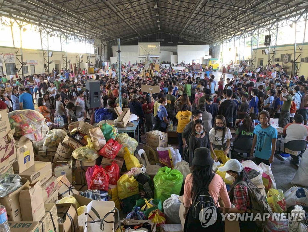 필리핀 탈 화산 폭발로 대피소에 피신한 주민들