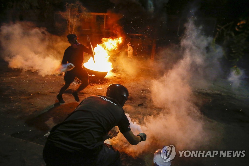 축구팬 사망에 칠레 시위 격화