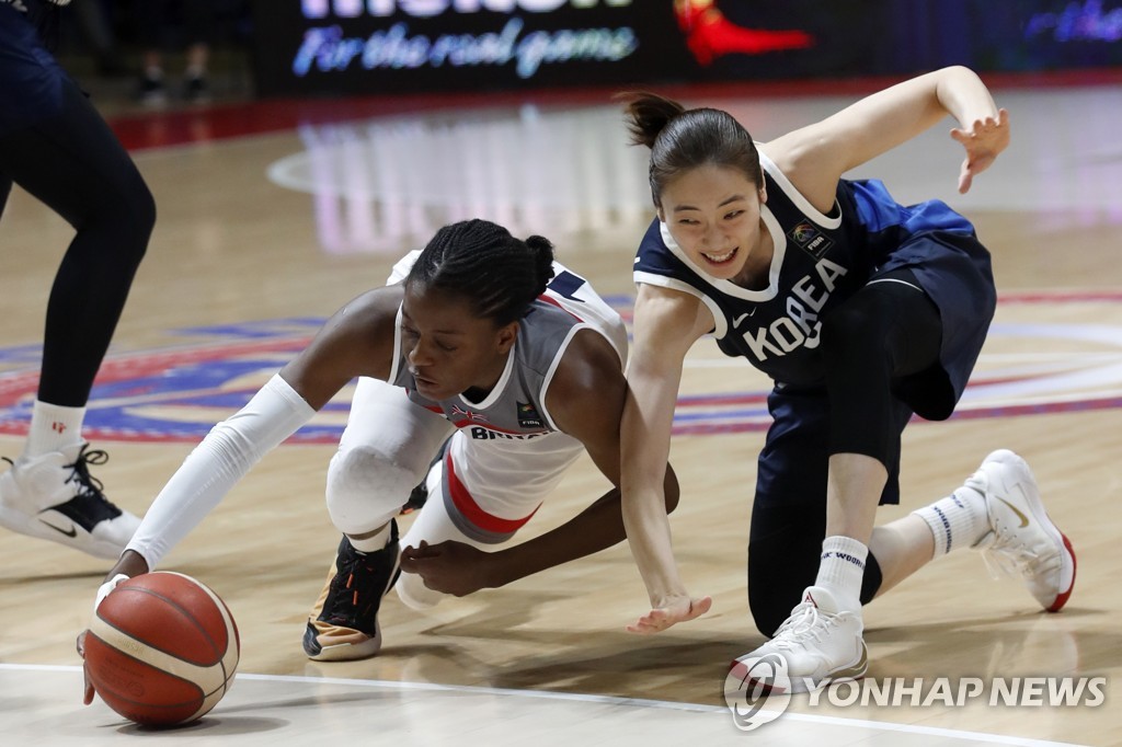 In this Associated Press photo, Park Hye-jin of South Korea (R) and Temi Fagbenle of Britain fight for the loose ball during their women's Olympic basketball qualifying game at Aleksandar Nikolic Hall in Belgrade on Feb. 8, 2020. (Yonhap)