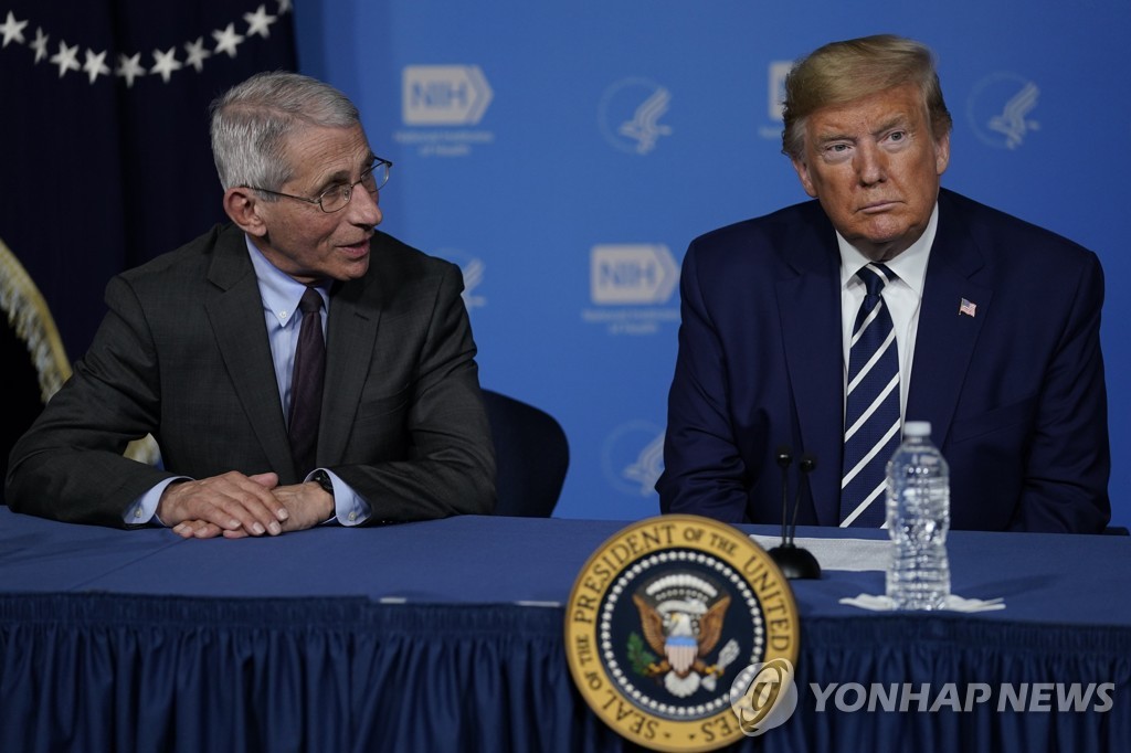 This AP photo shows U.S. President Donald Trump (R) at the National Institutes of Health in Bethesda, Maryland, on March 3, 2020. (Yonhap)