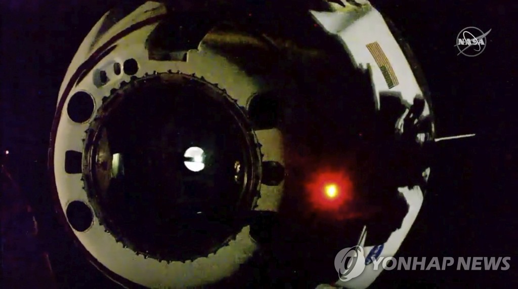 지구 귀환 비행에 나선 첫 민간 유인우주선 '크루 드래건'