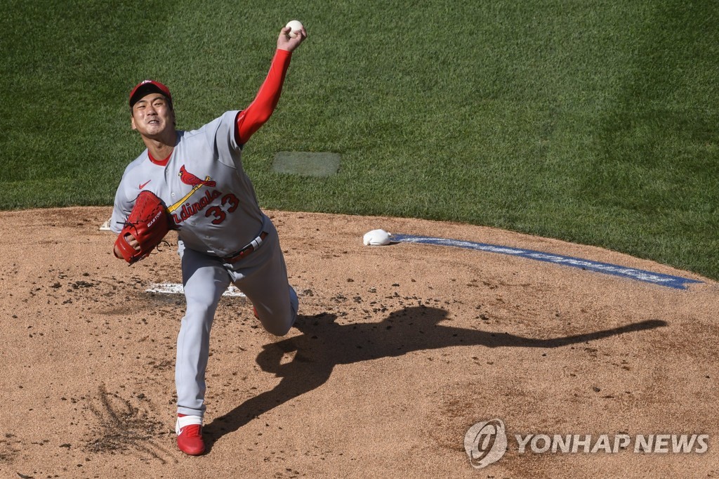 In this Associated Press photo, Kim Kwang-hyun of the St. Louis Cardinals pitches against the Chicago Cubs in the bottom of the first inning of a Major League Baseball regular season game at Wrigley Field in Chicago on Aug. 17, 2020. (Yonhap)
