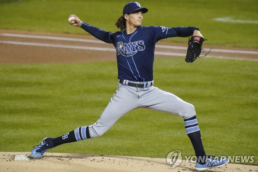 In this Associated Press photo, Tyler Glasnow of the Tampa Bay Rays pitches against the New York Mets in the bottom of the first inning of a Major League Baseball regular season game at Citi Field in New York on Sept. 23, 2020. (Yonhap)