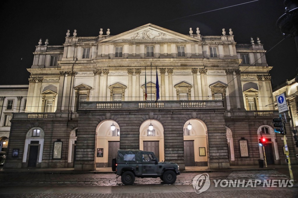 지난 10월 25일 야간 통행금지령이 발령된 이탈리아 밀라노에서 라 스칼라 극장앞을 한 군용 차량이 지나가고 있다. [AP=연합뉴스 자료사진]