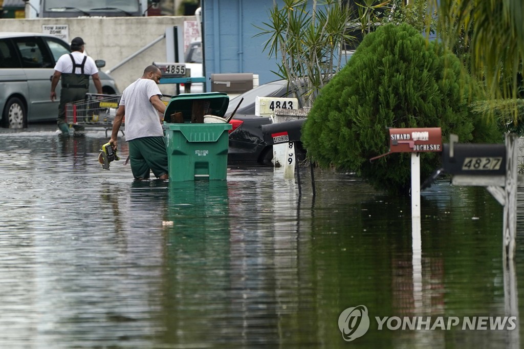 에타가 뿌린 폭우로 물바다가 된 플로리다주 한 도시