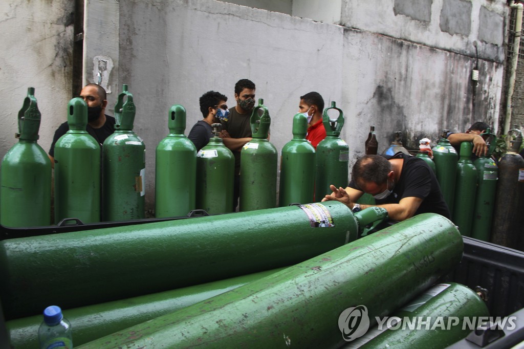 산소탱크를 충전하려는 브라질 마나우스 주민들