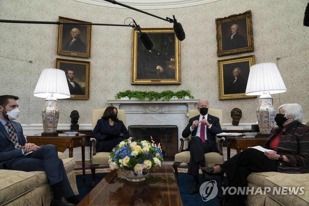 US President Joe Biden discusses with economic ministers at the White House [AP=연합뉴스] 